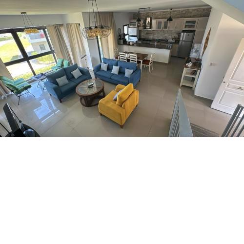 Lovely penthouse 4- bedroom directly on the lagoon