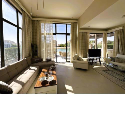 Luminous 4BR Villa, Free Pool & Lagoon Access At Gouna