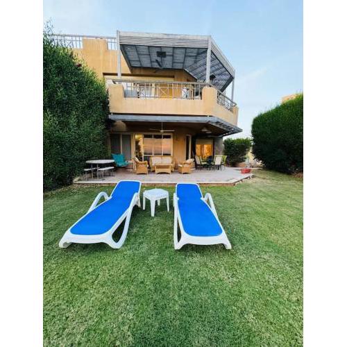 LUX 3MBR Duplex WPrivateGarden Beach&Swimming pools Access -Lake view