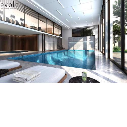 luxueux appartement avec une piscine jacuzzi et salle de sport