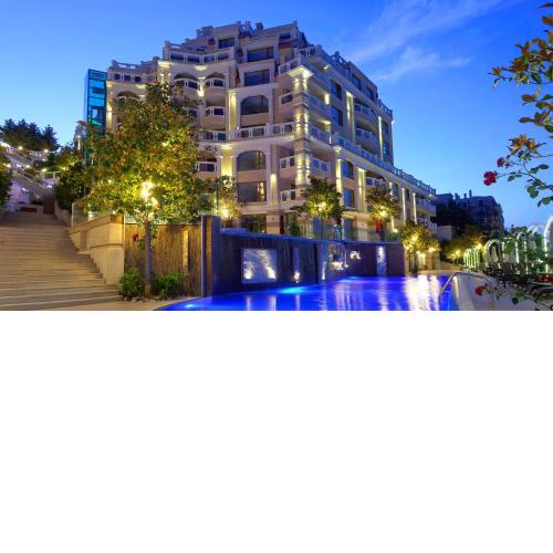 Luxurious and panoramic apartments at the beach in La Mer complex