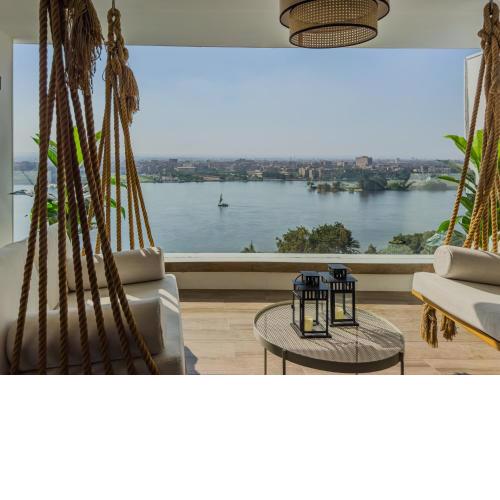 Luxurious Apartment with Pyramid & Nile View