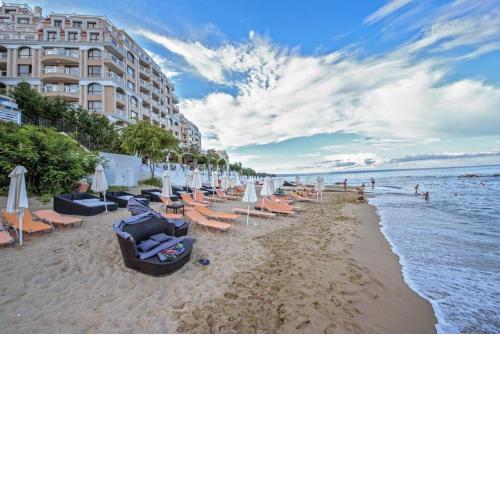 Luxurious beachfront apartment with private beach and panoramic views in La Mer complex