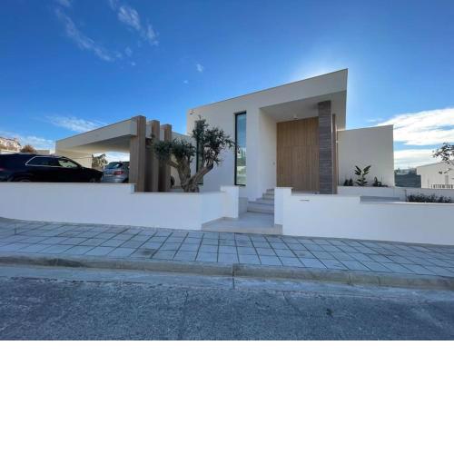 Luxurious Brand New Apartment