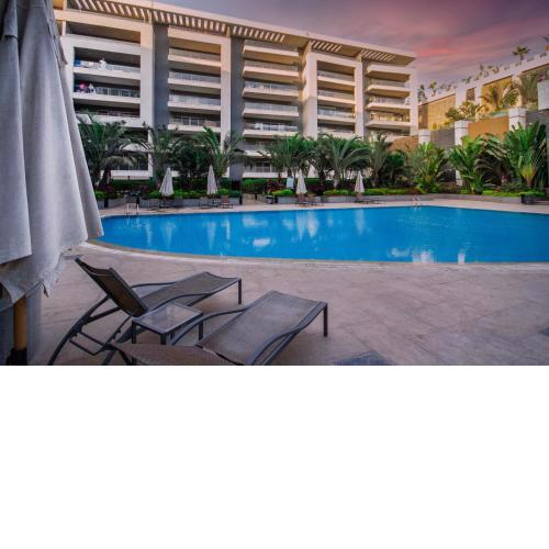 Luxurious Family 5BR Pool View Near Airport!