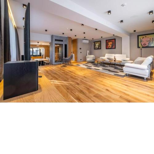 Luxurious House in an Exclusive Complex, Mount View