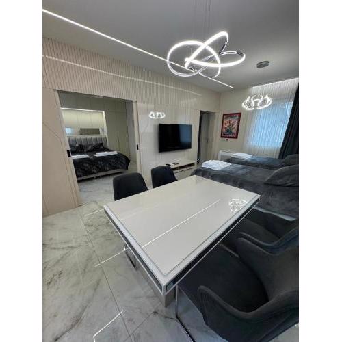 Luxurious House with Stylish Apartment & Cozy Room & Free Parking