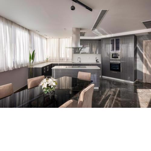 Luxurious Penthouse serviced by the JW Marriott Hotel