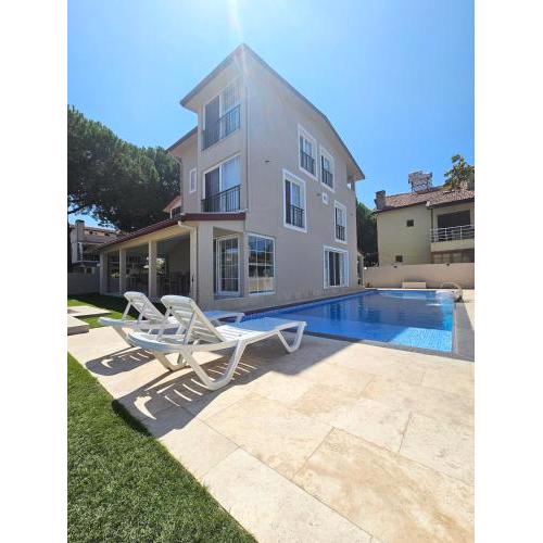 Luxurious Triplex 5-BR Villa w Pool, Beach Access