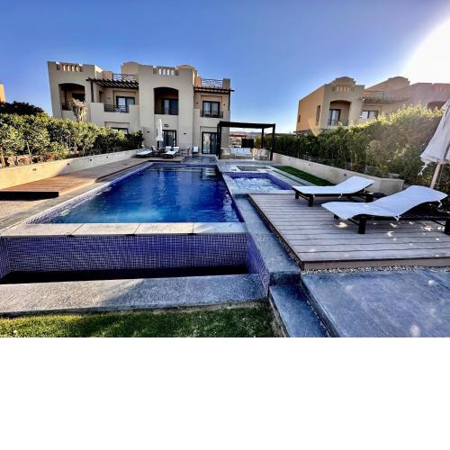 Luxurious Villa with Infinity Private Pool & Jacuzzi over Sabina Island's Lagoon