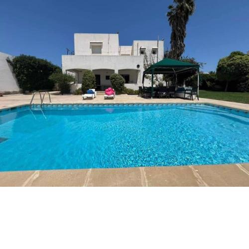 Luxurious villa with pool and beach access
