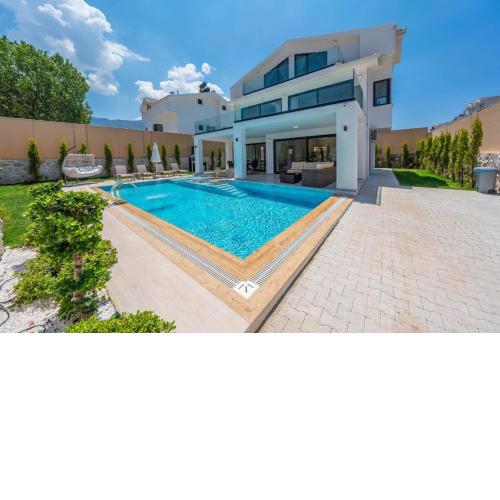 Luxury 4-Bed Villa with private pool and Jacuzzi