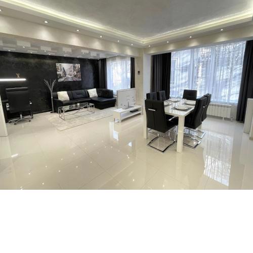 Luxury Central Apartment Verila