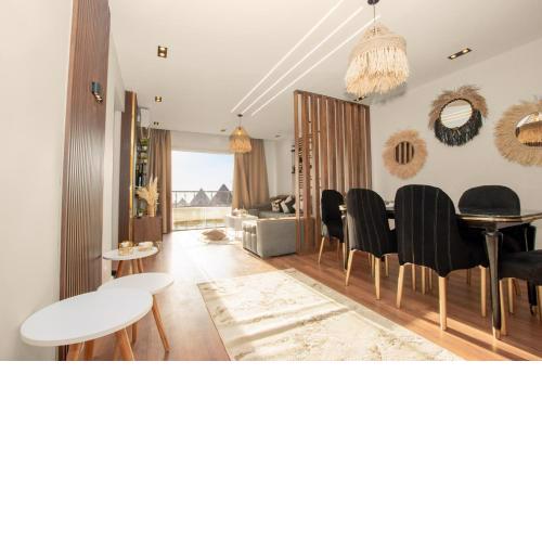 Luxury Flat Pyramidsview