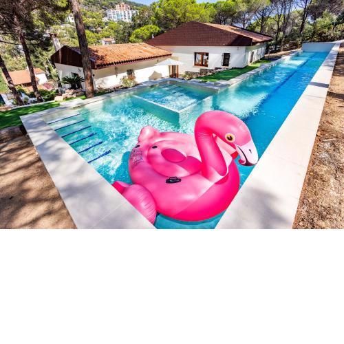 Luxury private Villa 25m Pool, Gym, 200m to Beach