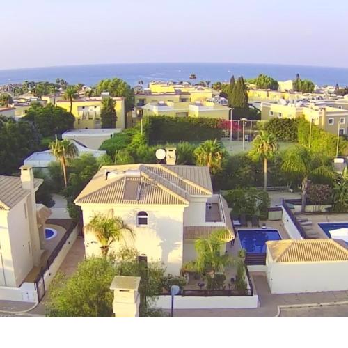 Luxury spacious holiday Villa with heated swimming pool
