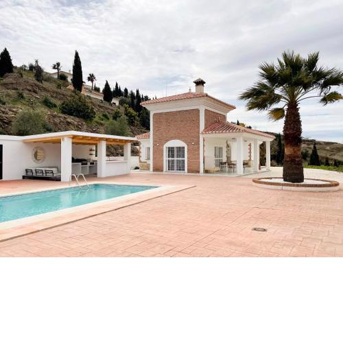 Luxury villa - breathtaking views - hot tub - 15' to beach