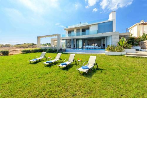 Luxury villa by the sea with heated pool