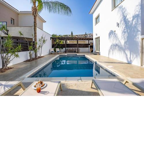 Luxury Villa with Private Pool, Agios Tychon