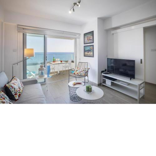 Mackenzie Zoe Seafront Suite
