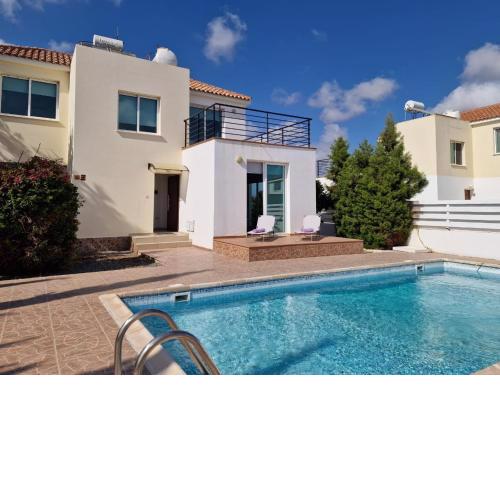 Mandria, 3 bed with pool