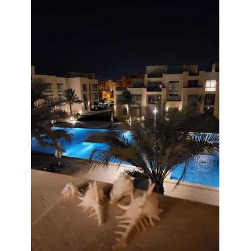 Mangroovy - 2BR Marvelous Pool View Apartment