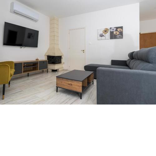 Maple Oak Apartment 102