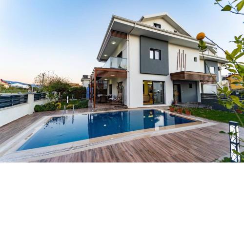Merkezde Muhteşem Havuzlu Villa