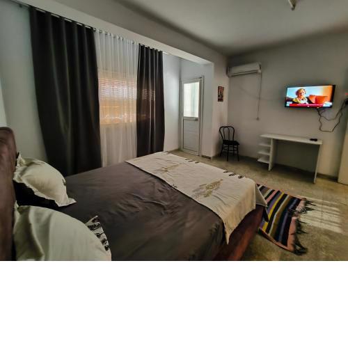 Mid-Level Comfort - 3BR for 5 in Cité El Habib