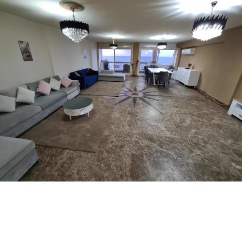 Midpoint Sea View - families only