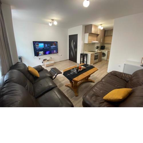Modern 1BR Apart with Cinema Couch 65 inch TV & Free Street parking