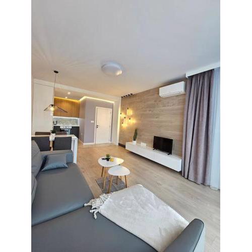 Modern 1BR Apartment with Garage in Center