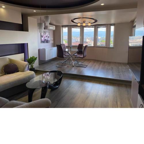 Modern 1BR Apartment with Hill View & Free Street parking