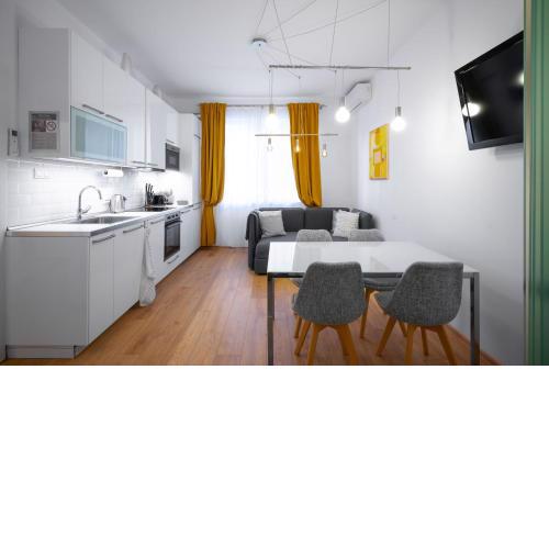 Modern 2BD Flat with Prime Location and Workspace