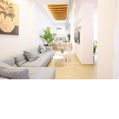Modern 3 bedroom, city center with patio & high ceilings by 10ToSea