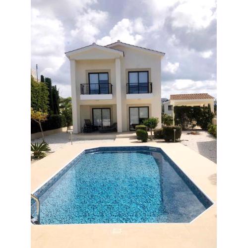 Modern 3 bedroom villa, pool and close to golf course
