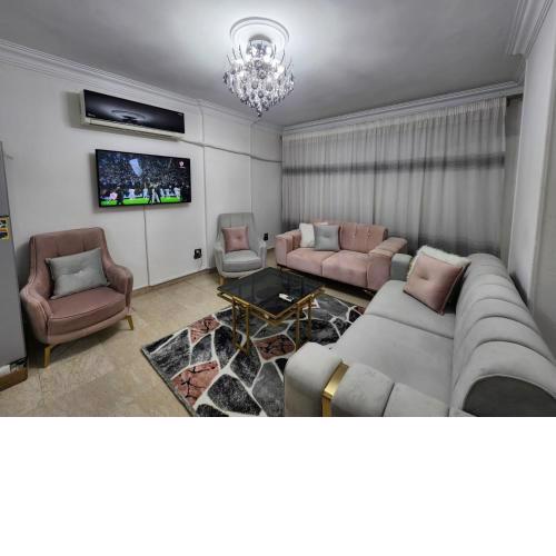 Modern Apartment in Sheraton Heliopolis, 5 minutes from Cairo Airport عمارة مطعم دجاج كنساس