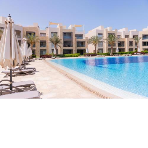 Modern apartment with large pool & beach access