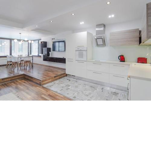 Modern apt for 6 guests, Central station, self check-in