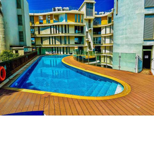Modern City Center Apt with Pool