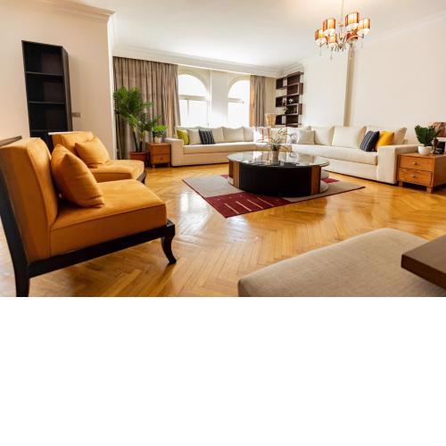 Modern Luxe Oak Orchid 3BR Apt W-Free WiFi &Parking