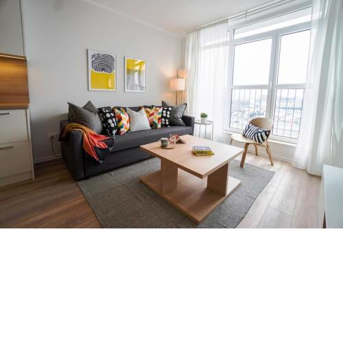Modern Sunny & Airy APT in Business Area & Airport Parking spot