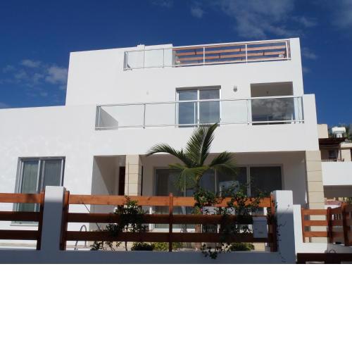 Modern villa, 4 bedrooms, private pool, close to Coral bay strip