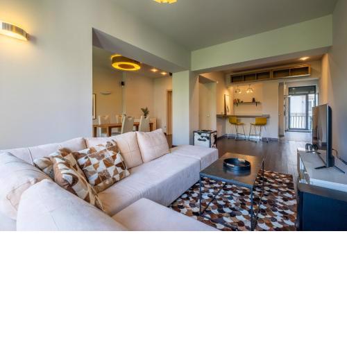 Modern yet Rustic Style City Centre Apt 2BR/2BTH