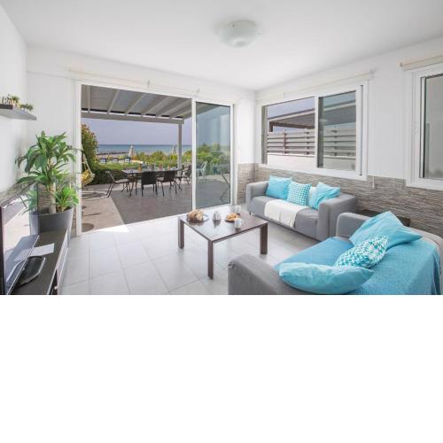Moderne, geräumige Villa am Strand mit Pool