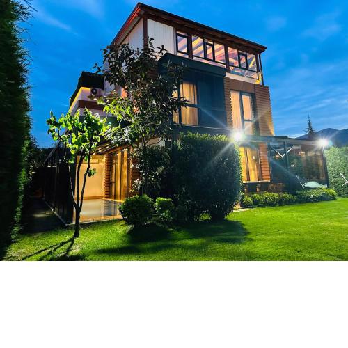 Muhafazakar Havuzlu Bahçeli Güneşlenme Alanı Bulunan Ultra Lüks Villa