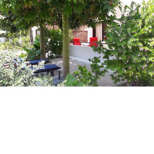 Near the beach Aparment with garden