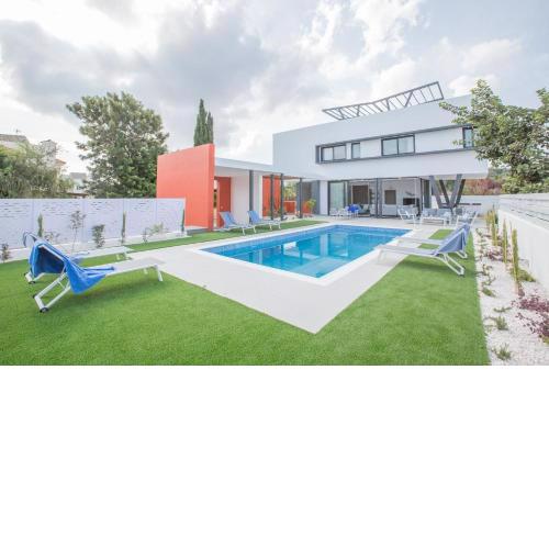 Neue, luxuriöse 3-Schlafzimmer-Villa in Protaras Zentrum