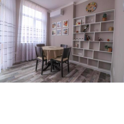 New 1930s quiet central apartment w/AC - 2 bedroom