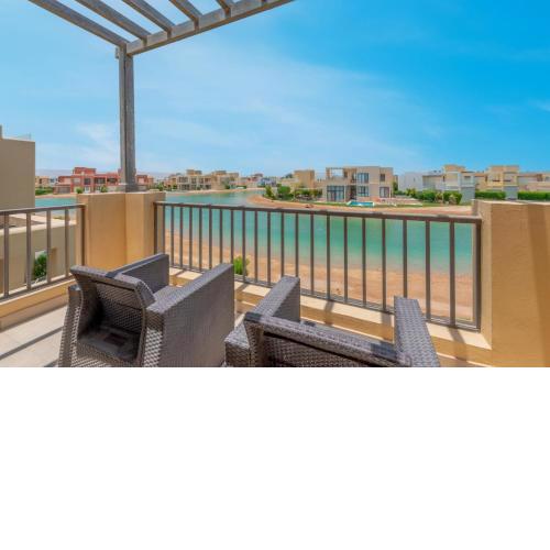 NEW! 2BR Duplex in Tawila, Gouna Private Jacuzzi, Garden, Lagoon & Pool